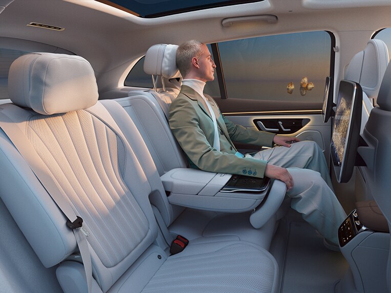 De nieuwe EQS SUV met comfortpakket achter met premium armsteunen achter.