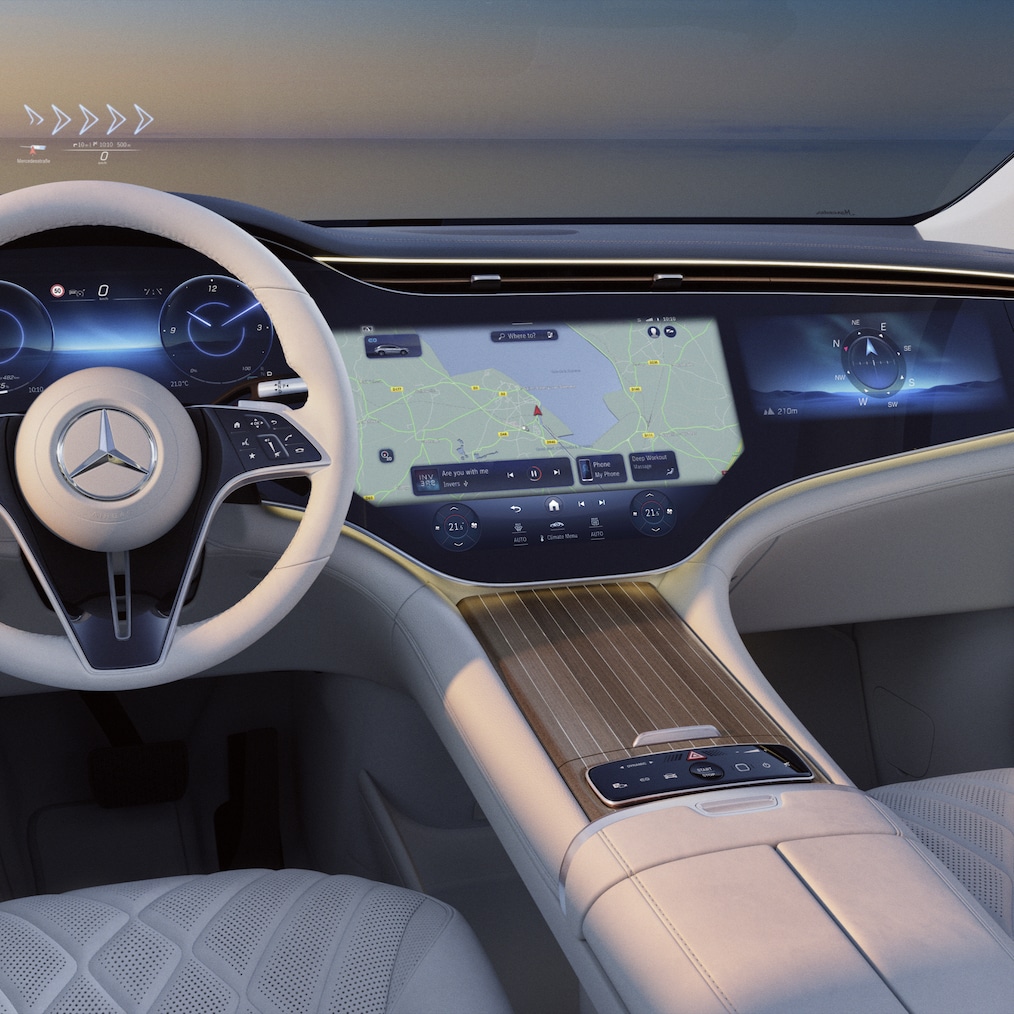 Het MBUX hyperscreen in de luxueuze EQS SUV vanaf de bestuurderszijde.