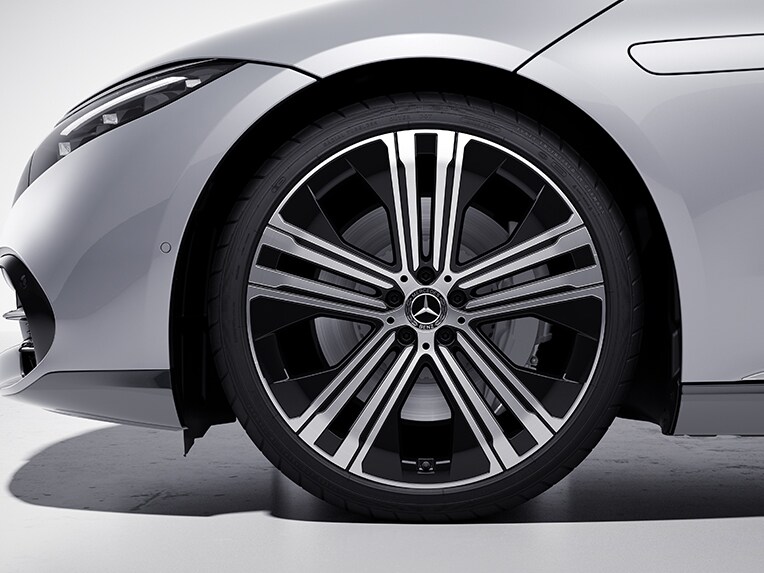 55,9 cm (22 inch) vijf-dubbelspaaks lichtmetalen velgen van de EQS Berline van Mercedes-Benz.