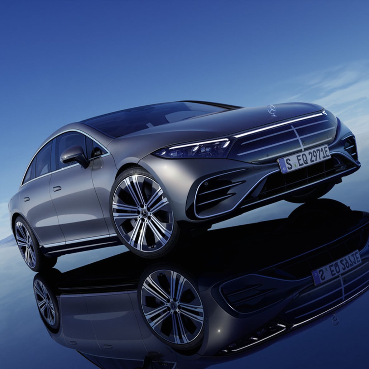 La berline EQS de Mercedes-Benz vue de face.