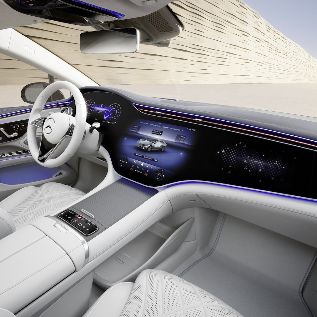 L’intérieur avec hyper-écran MBUX dans la berline EQS de Mercedes-Benz.