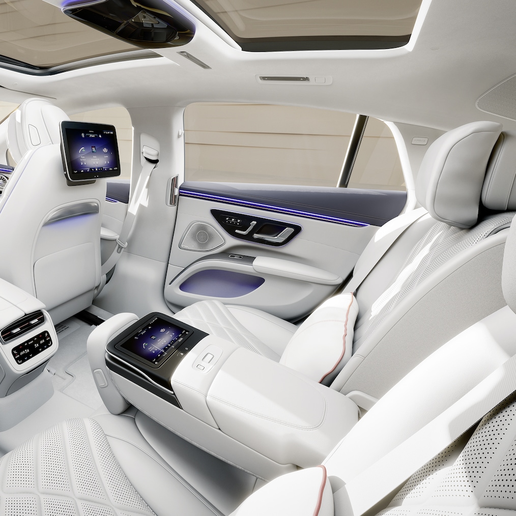 Le compartiment arrière de la berline EQS de Mercedes-Benz.