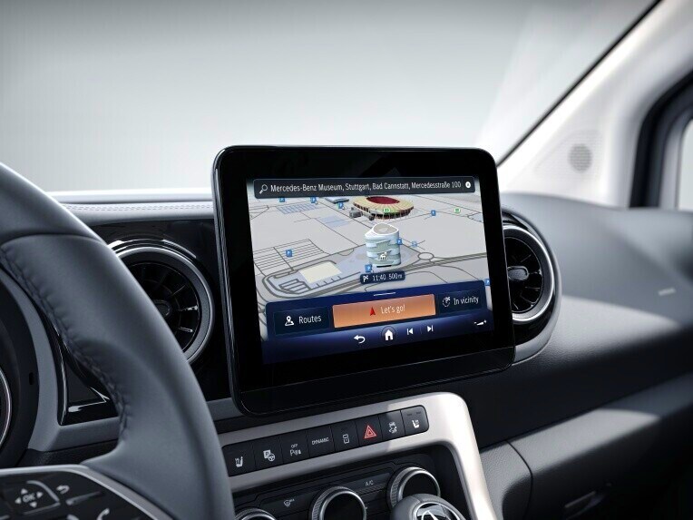 MBUX multimediasysteem met navigatiescherm in de cockpit van de EQT.