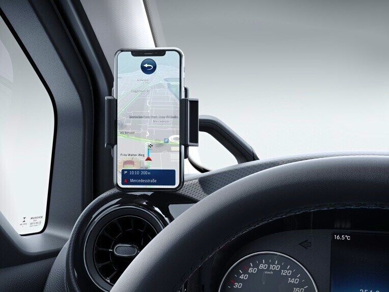 Smartphonehouder in de cabine van de EQT.