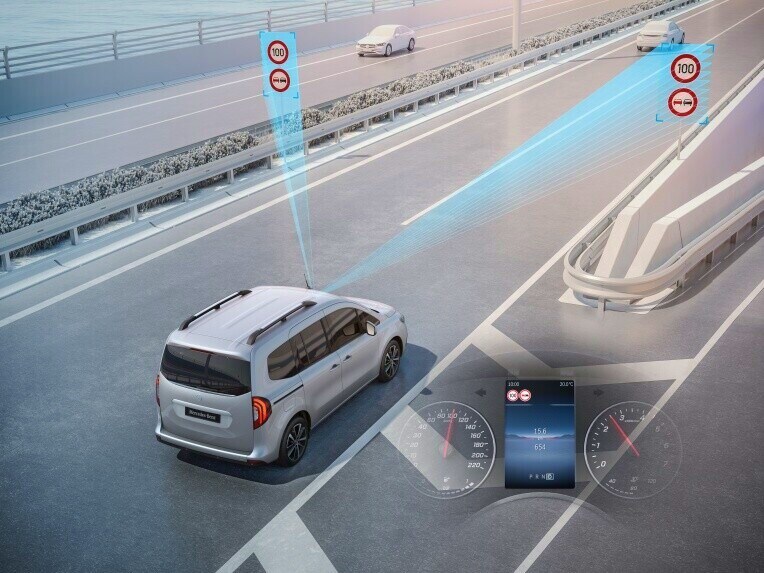 Verkeerstekensassistent B van de Mercedes-Benz EQT.