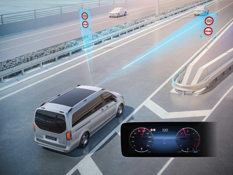 Traffic Sign Assist kan de bestuurder ondersteunen door continu alle gedetecteerde snelheidslimieten weer te geven, evenals "no-entry" borden en "no-overtake" beperkingen.