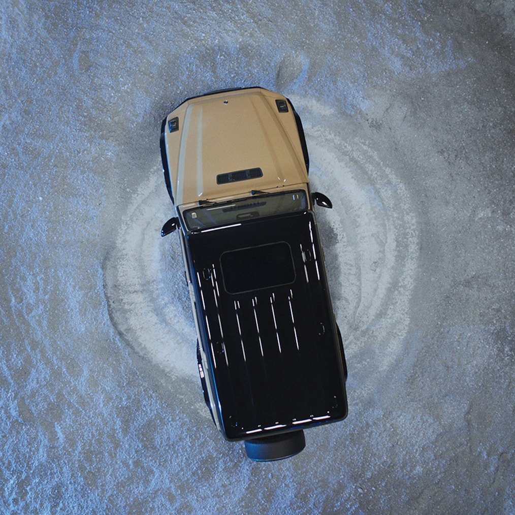 Affichages spécifiques au tout-terrain sur l'écran pour les instruments/l'écran média d'une Mercedes-Benz G 580 qui roule en tout-terrain.