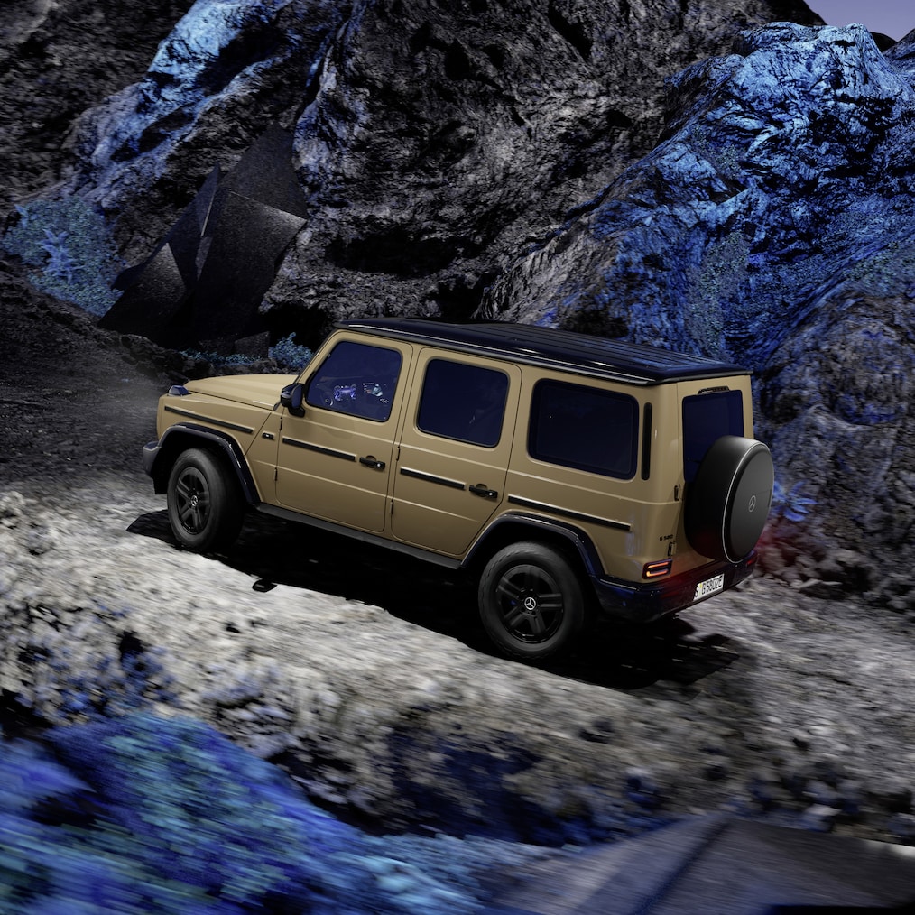Affichages spécifiques au tout-terrain sur l'écran pour les instruments/l'écran média d'une Mercedes-Benz G 580 qui roule en tout-terrain.
