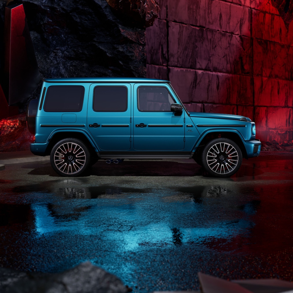 Vue latérale avant d'une Mercedes-AMG G 63 avec peinture hyper bleu magno MANUFAKTUR.