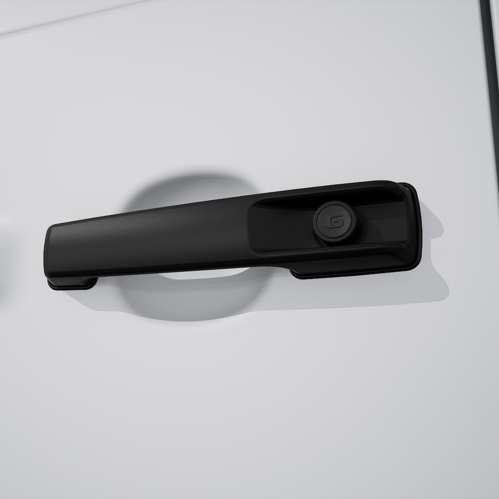 Close-up van een zwarte MANUFAKTUR-deurgreep met reliëflogo.