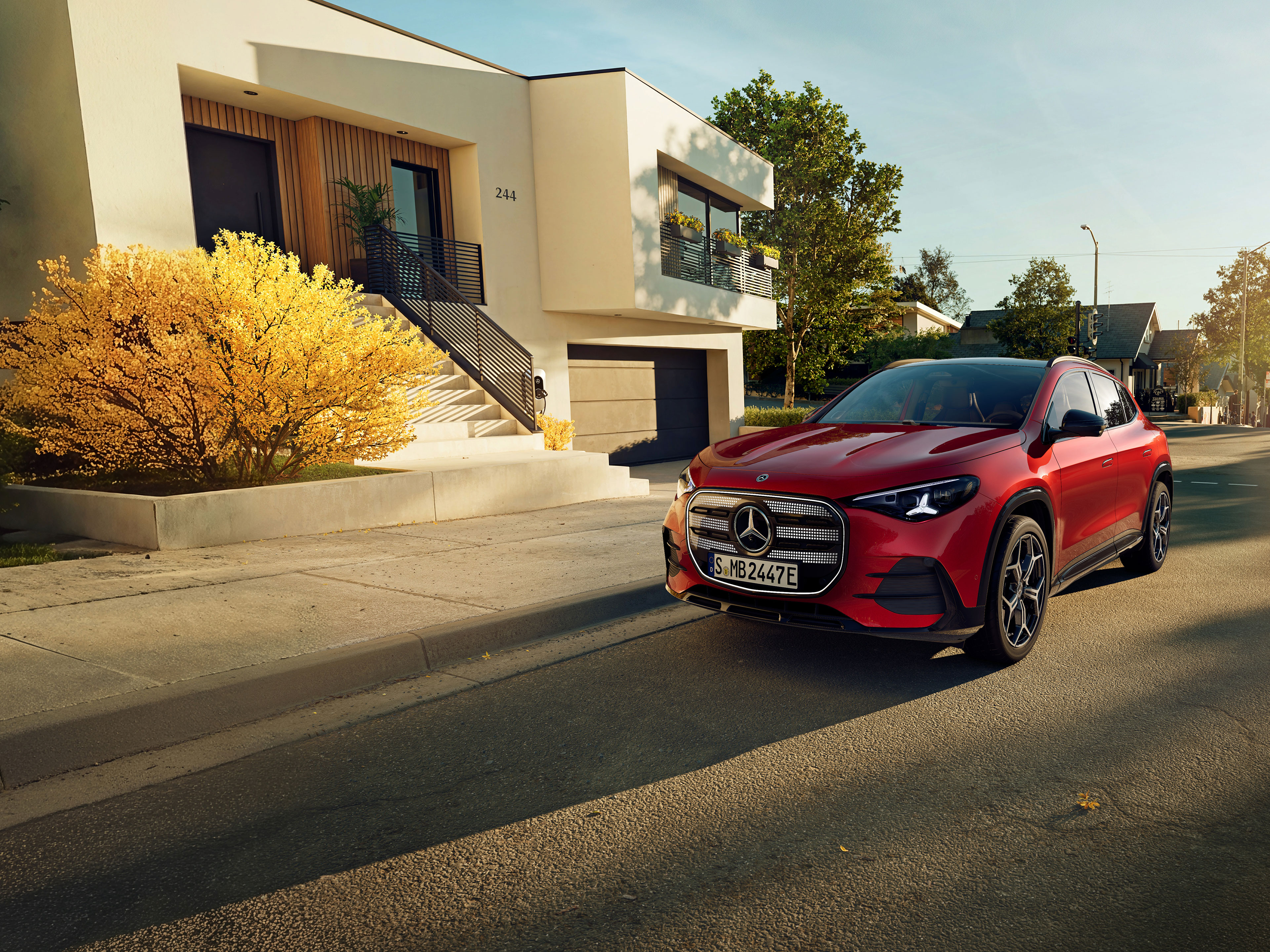 Exterieur | Nieuwe elektrische GLA | Mercedes-Benz De nieuwe elektrische Mercedes-Benz GLA staat geparkeerd naast een koffiebar.