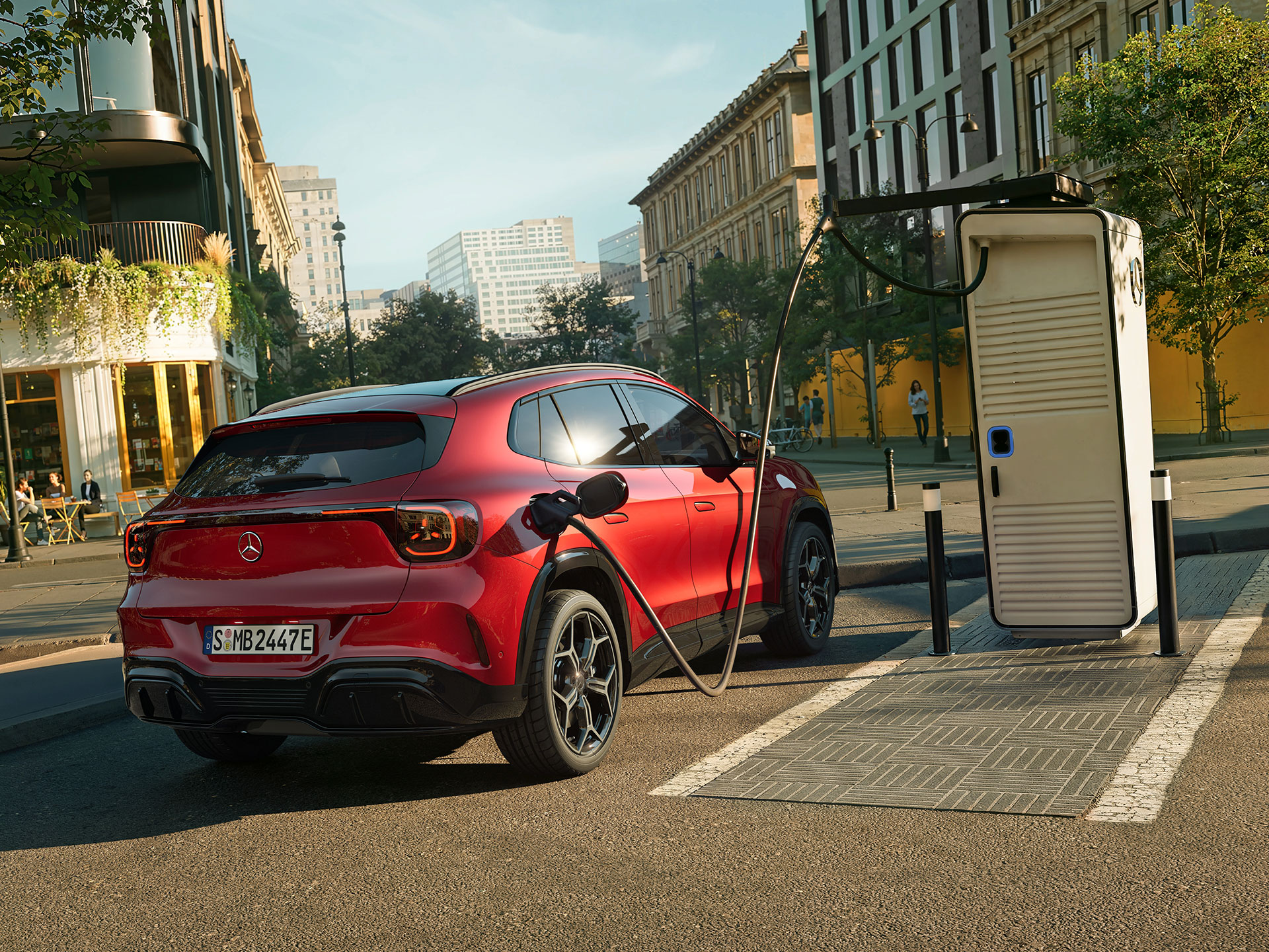 Actieradius & Opladen | De geheel nieuwe elektrische GLA | Mercedes-Benz De geheel nieuwe elektrische GLA van Mercedes-Benz staat naast een laadpaal terwijl hij wordt opgeladen.