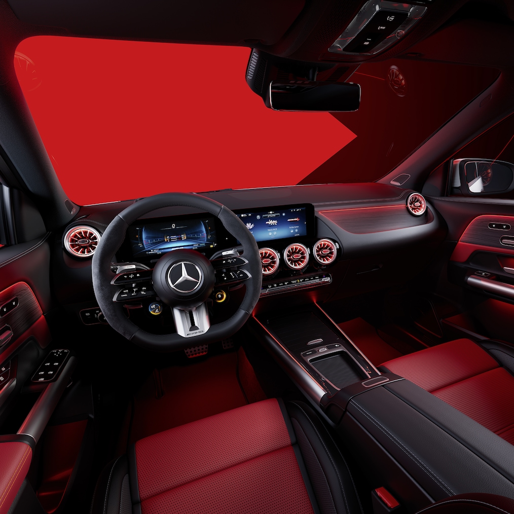 Het interieur van de Mercedes-AMG GLA met AMG Performance-stoelen en AMG Performance-stuurwiel.