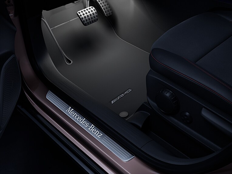 Comfortabel instappen in de Mercedes-Benz GLA.