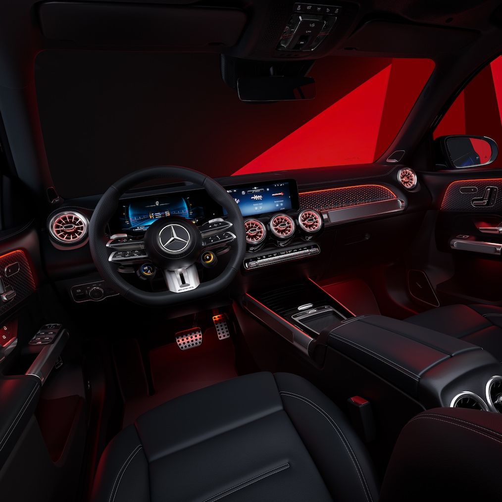 Het interieur van de Mercedes-AMG GLB met AMG Performance-stoelen en AMG Performance-stuurwiel.