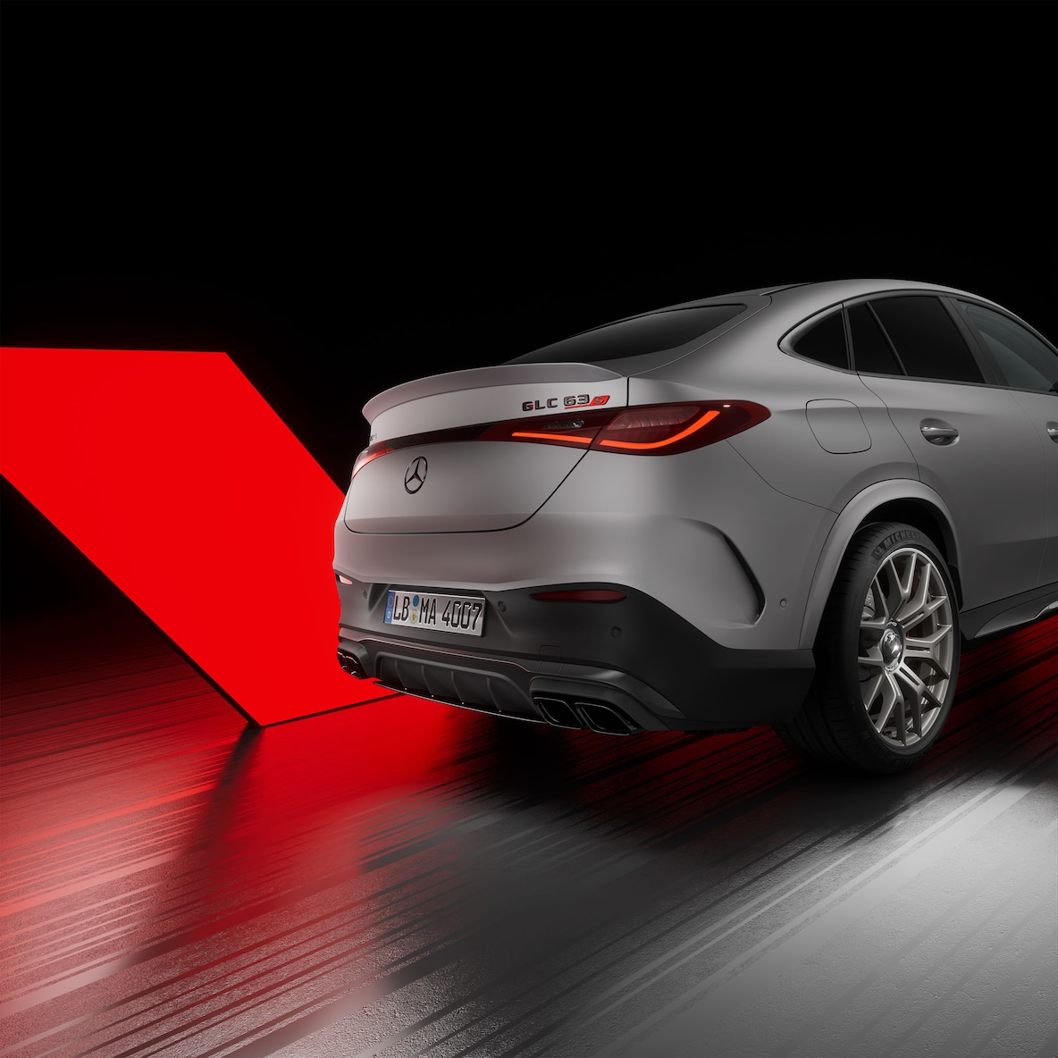 La Mercedes-AMG GLC&nbsp;63&nbsp;S E&nbsp;PERFORMANCE Coupé en vue de 3/4 arrière, côté droit.