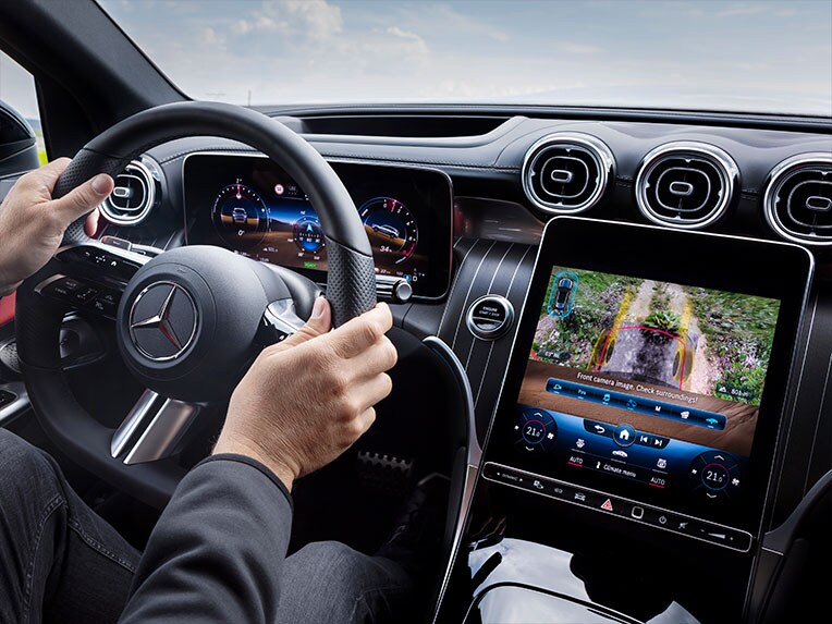 Le fonctionnement du capot transparent avec caméra panoramique dans la Mercedes-Benz GLC Coupé.