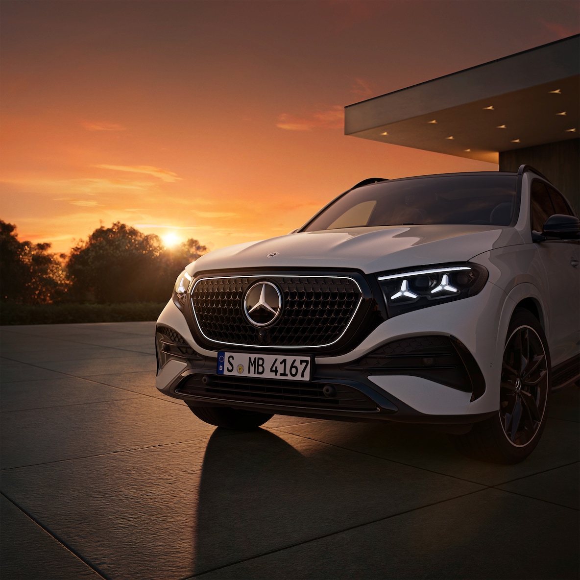 Le contour lumineux autour du protège-radiateur et les phares au design en étoile caractéristique de la Mercedes-Benz GLE.