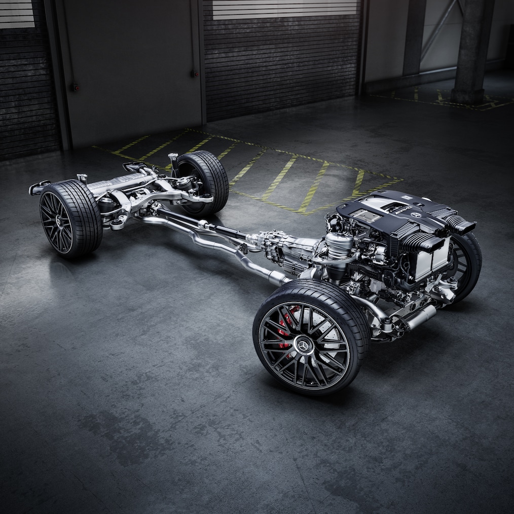 Vue dynamique d'une Mercedes-AMG GLS 63 4MATIC+ (photo pendant la conduite) ou coup d'œil dans le compartiment moteur.