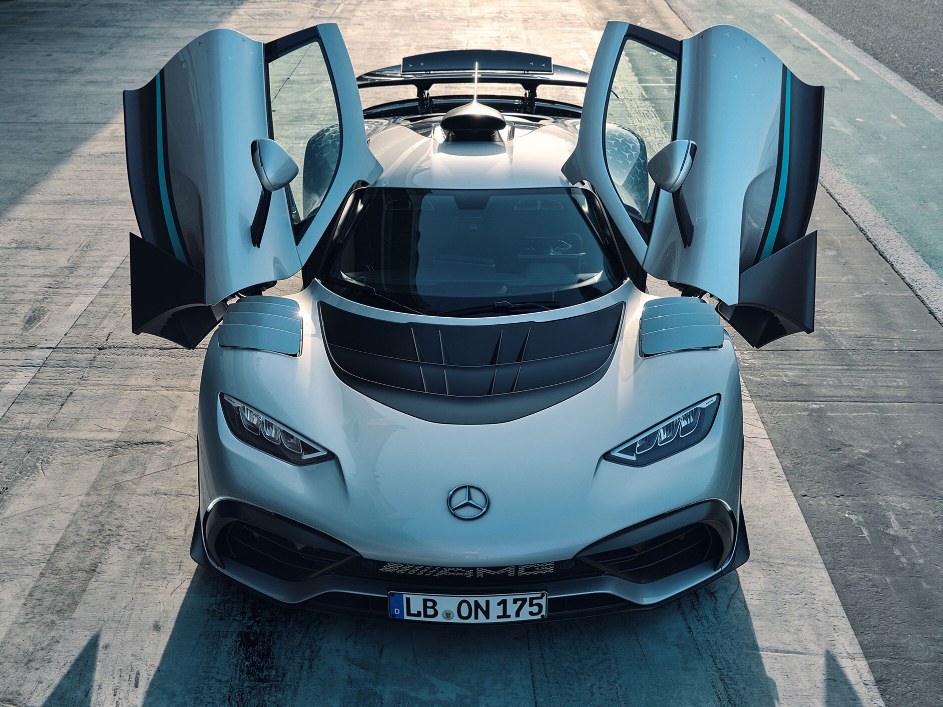 Vooraanzicht van de Mercedes-AMG ONE met geopende portieren.