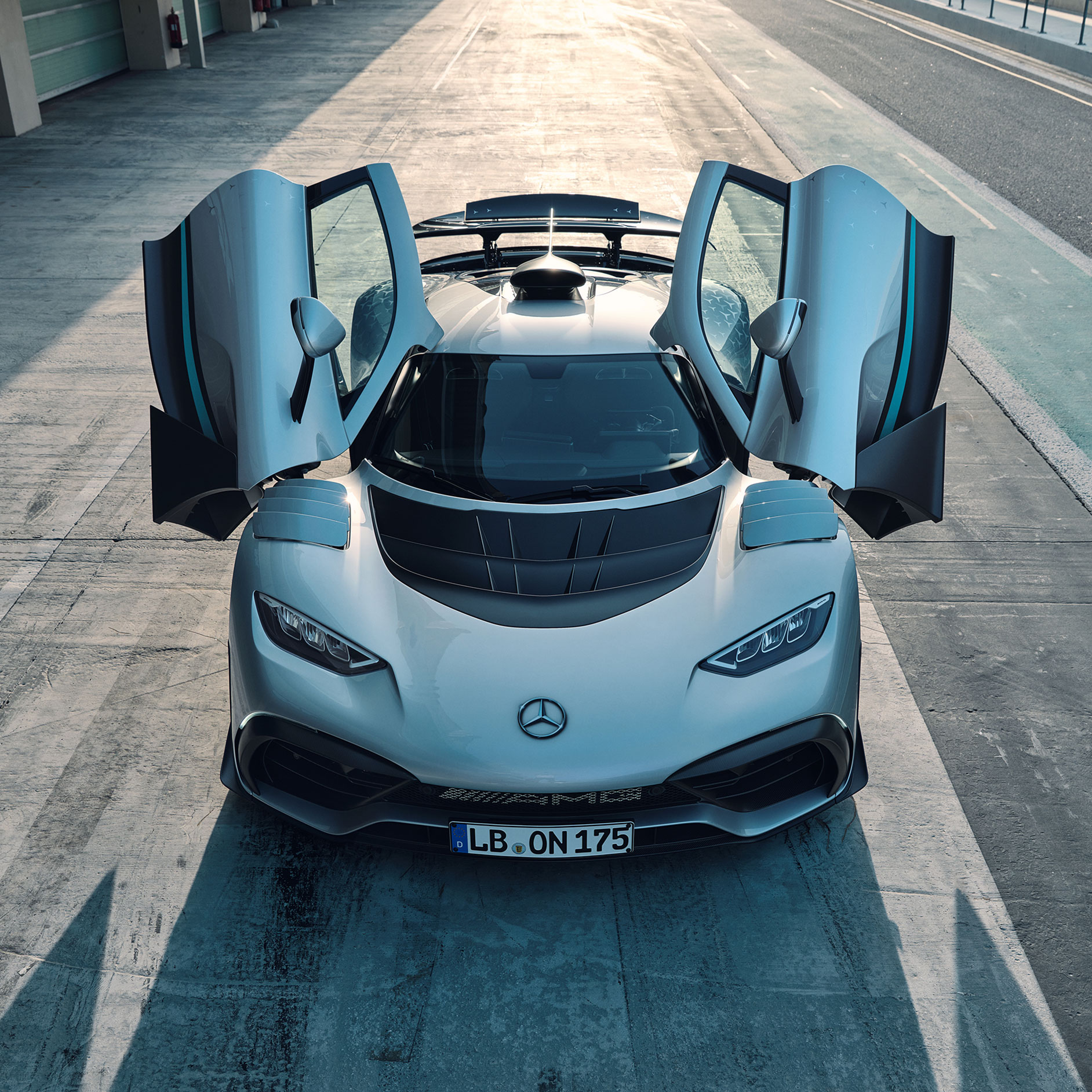 Exterieur | ONE | Mercedes-AMG Vooraanzicht van de Mercedes-AMG ONE met geopende portieren.