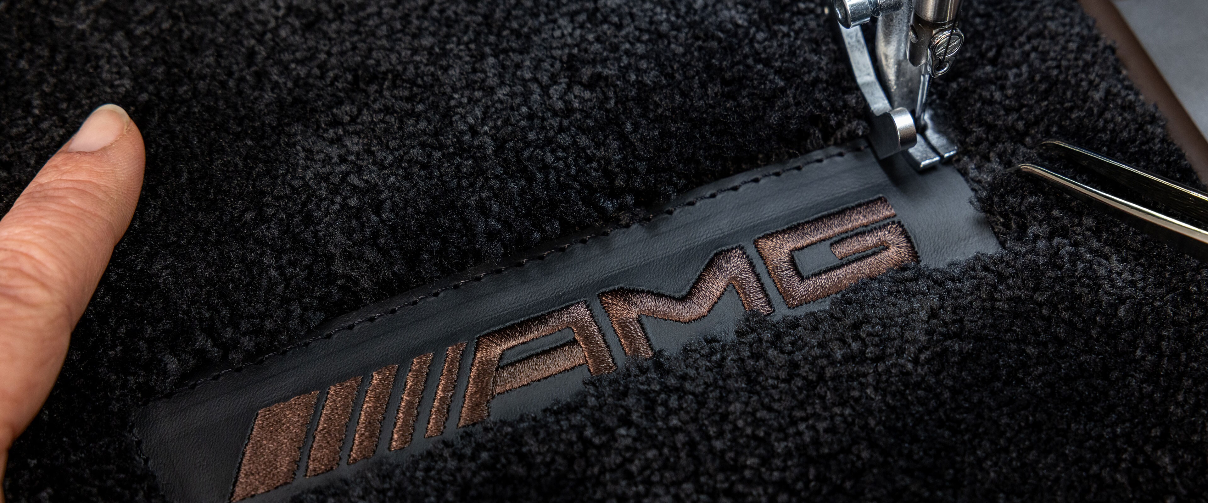 MANUFAKTUR-letters op een donker oppervlak in een Mercedes-AMG.