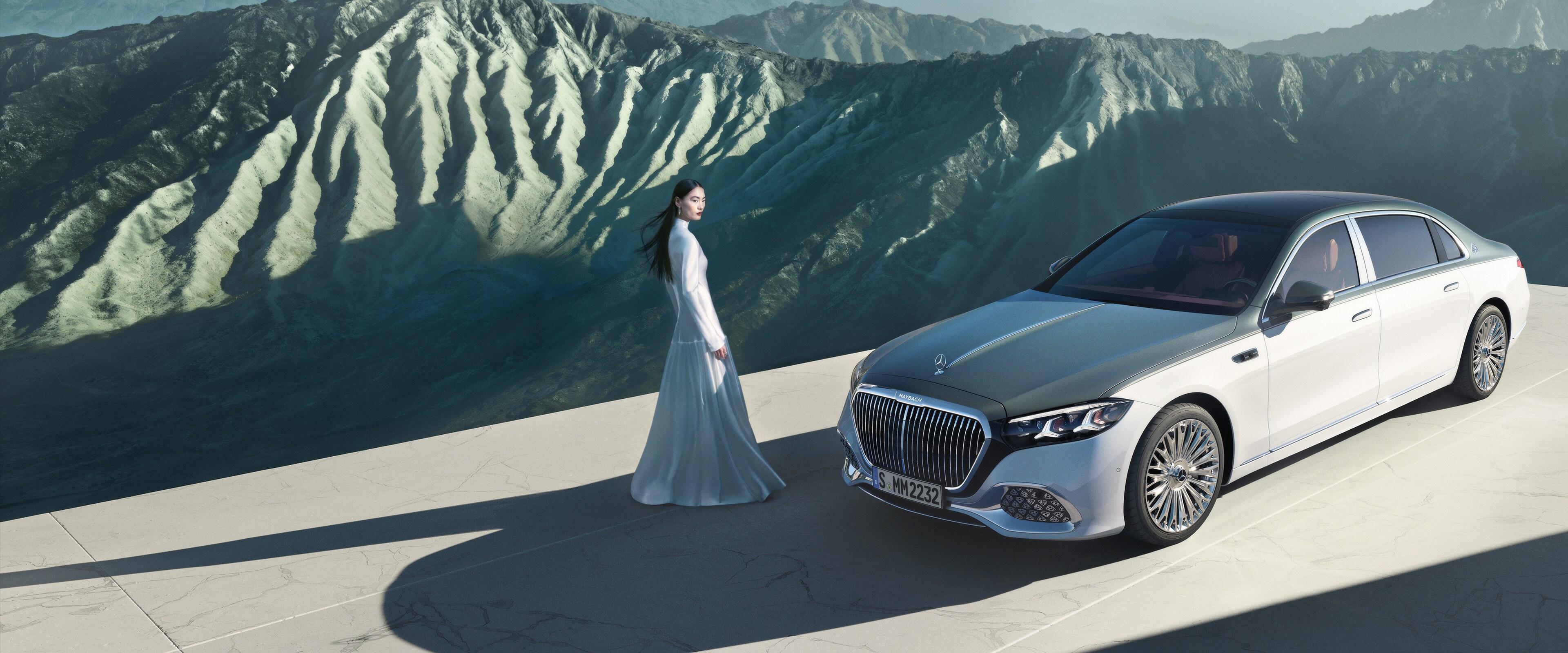 Une Mercedes-Maybach avec peinture bicolore dans différentes vues.