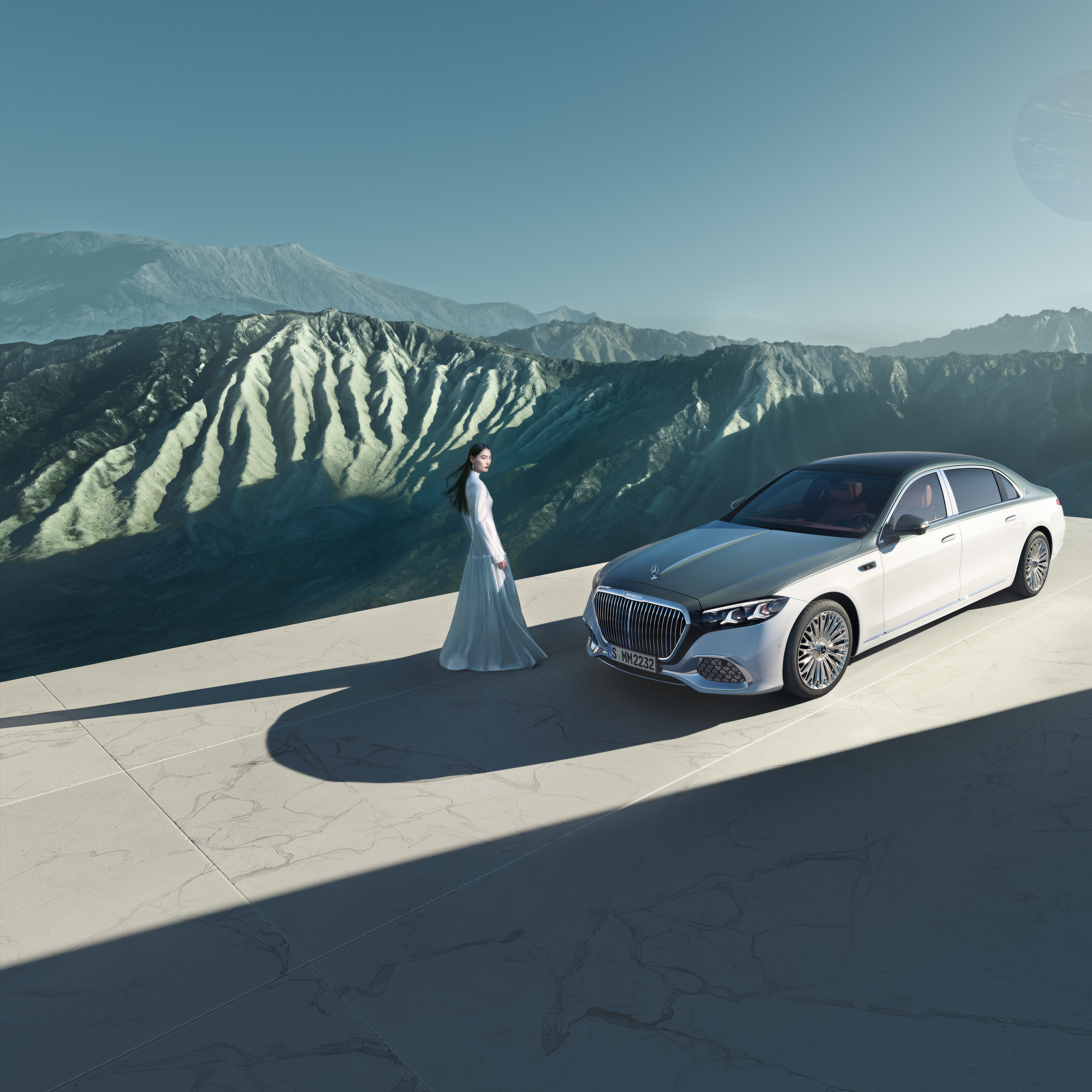 Marque | Mercedes-Maybach Une Mercedes-Maybach avec peinture bicolore dans différentes vues.