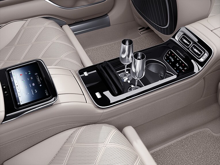 Zilverkleurige champagneflûtes in de Mercedes-Maybach S-Klasse.