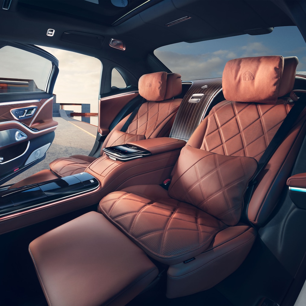 Het achtercompartiment met Executive stoelen van de S-Klasse van Mercedes-Maybach.