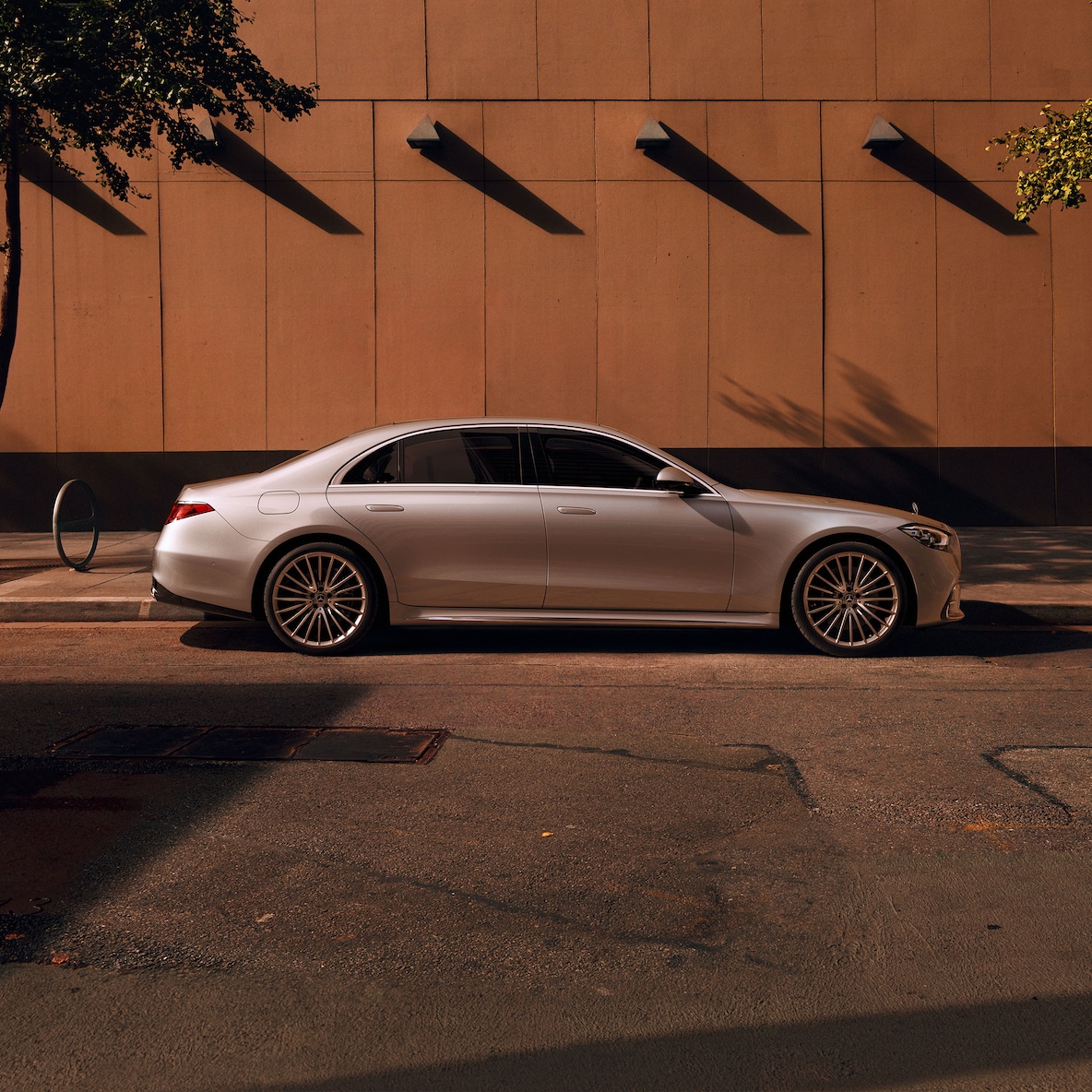 Vue latérale de la Mercedes-Benz Classe S Berline longue.