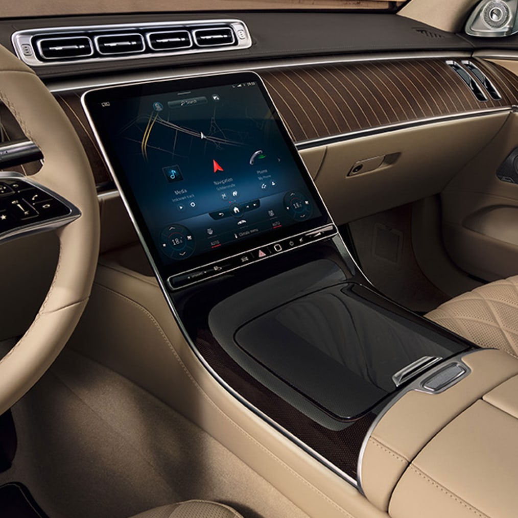 L'écran central OLED de 32,5 cm (12,8") de la Mercedes-Benz Classe S Berline version longue.