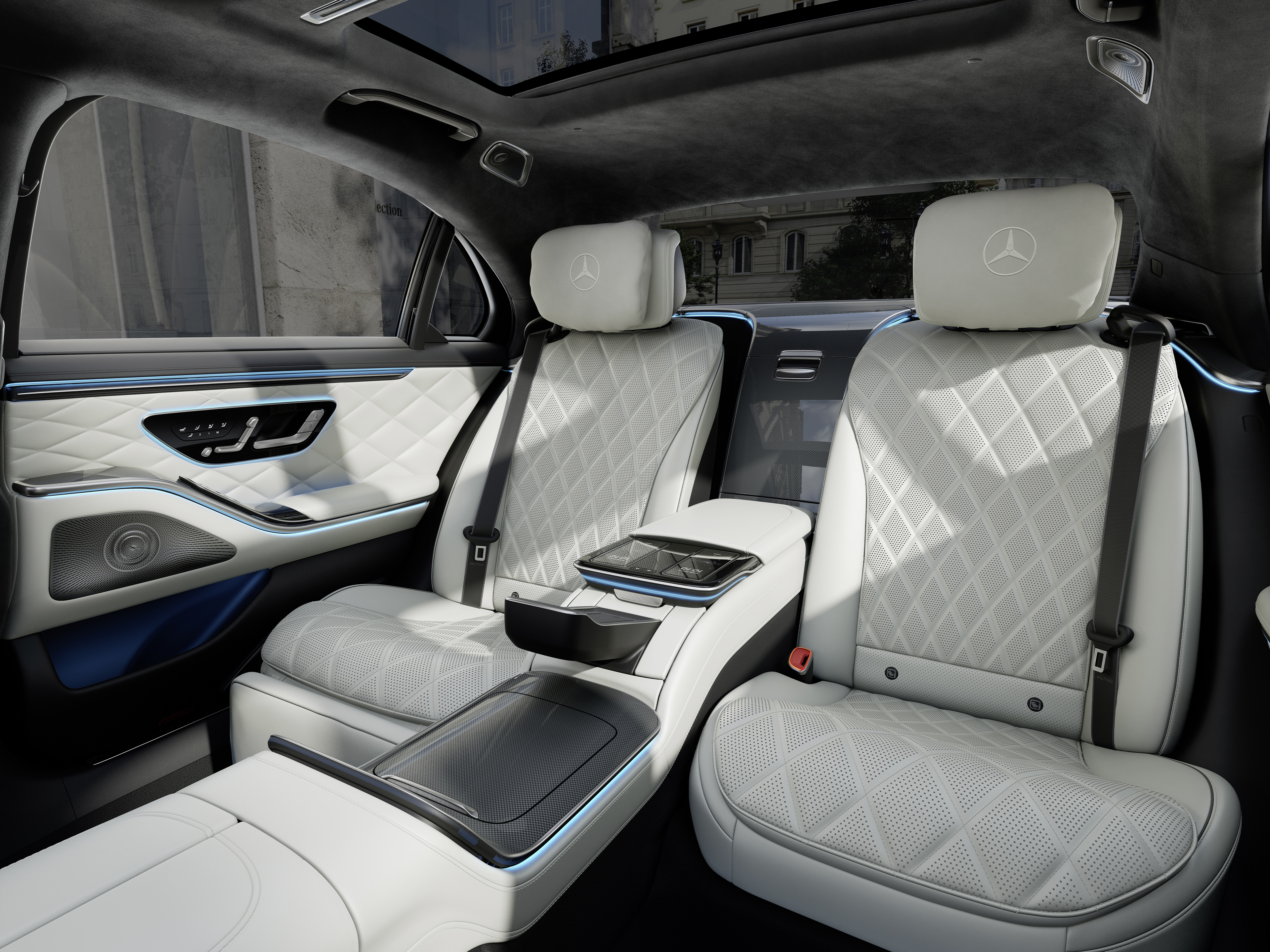 Intérieur | Classe S Berline | Mercedes-Benz Le poste de conduite de la nouvelle berline Mercedes-Benz version longue visible entre les deux sièges avant.