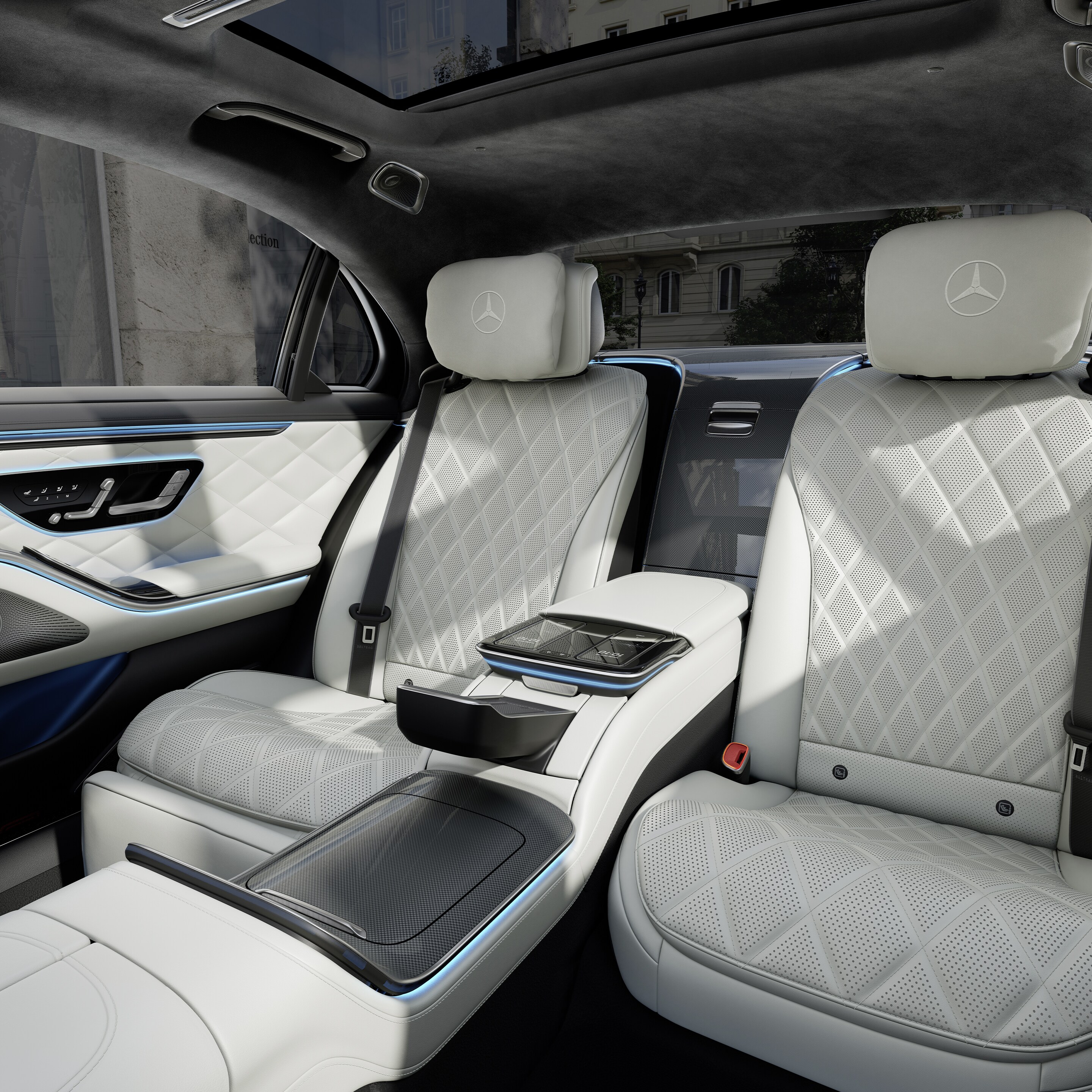 De cockpit van de nieuwe Mercedes-Benz Limousine verlengde versie is te zien van tussen de twee voorstoelen.