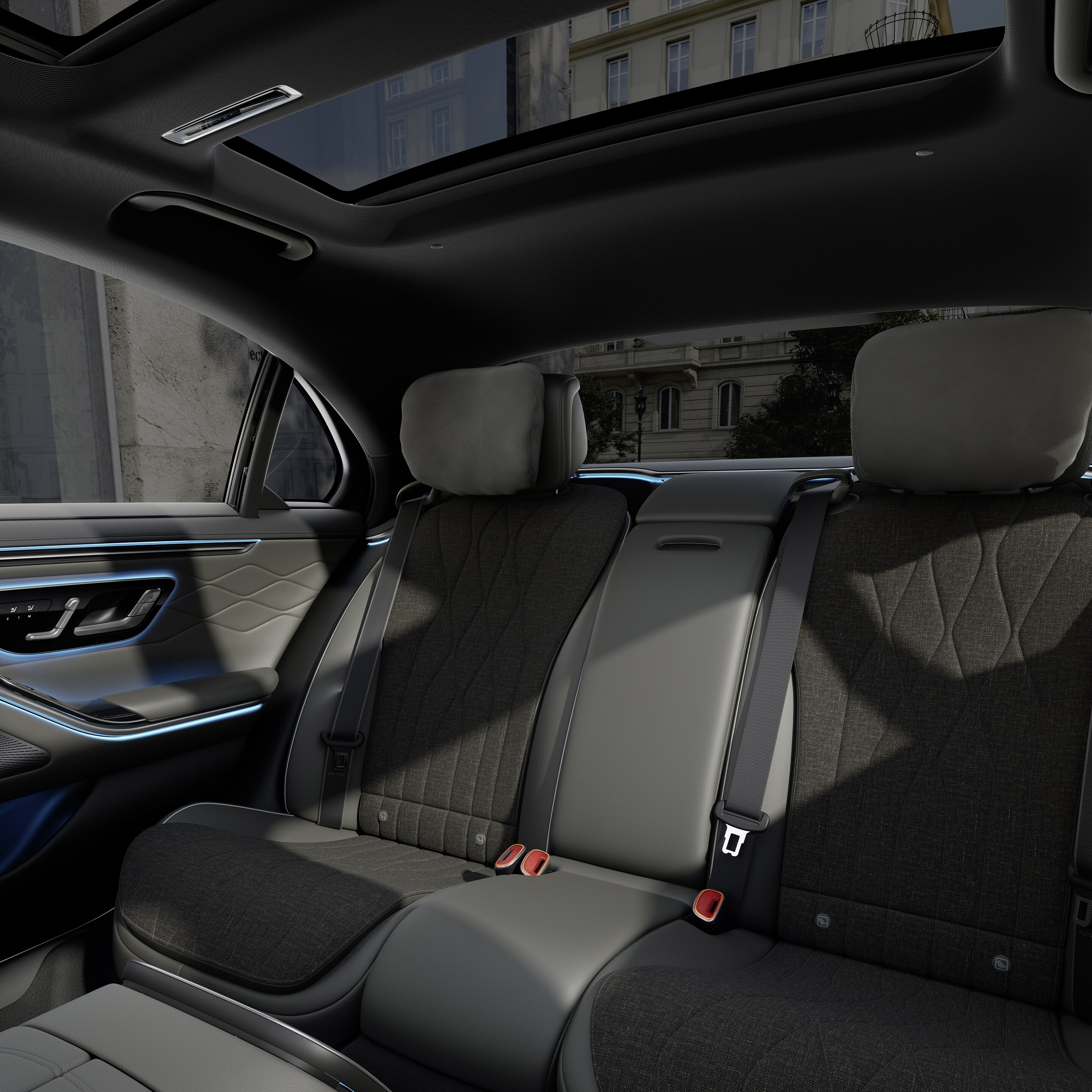 Le poste de conduite de la nouvelle berline Mercedes-Benz est visible entre les deux sièges avant.