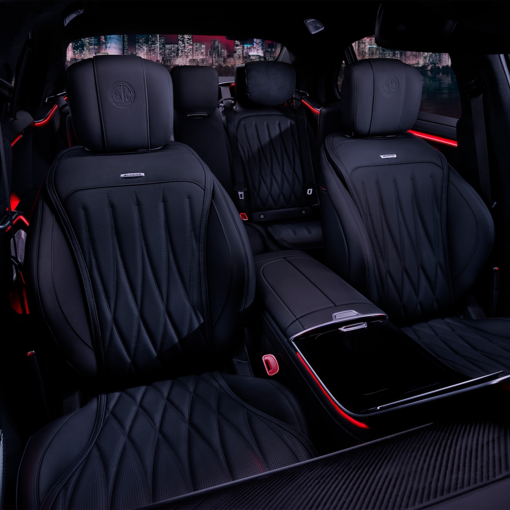 Vue latérale des sièges avant et du poste de conduite de la Mercedes-AMG S 63 E PERFORMANCE en vue de 3/4 avant.