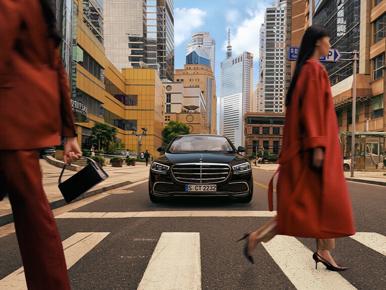 Vooraanzicht van de Mercedes-Benz S-Klasse Limousine.