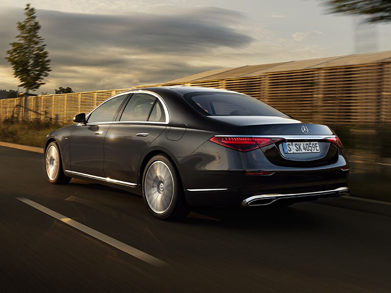 Achteraanzicht van de Mercedes-Benz S-Klasse Berline.
