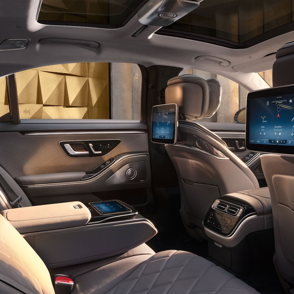 Achtercompartiment van de Mercedes-Benz S-Klasse Limousine met doorlopende businessmiddenconsole.