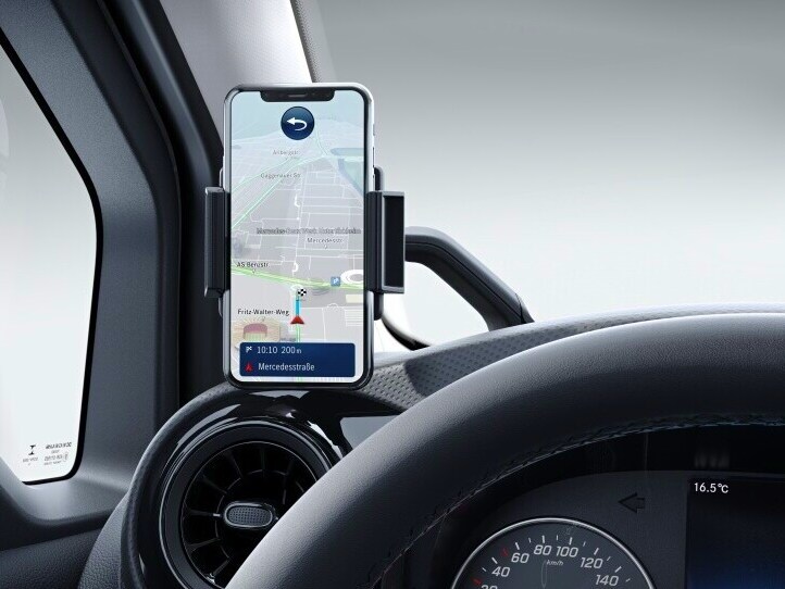 Smartphonehouder in de cockpit van de T-Klasse.