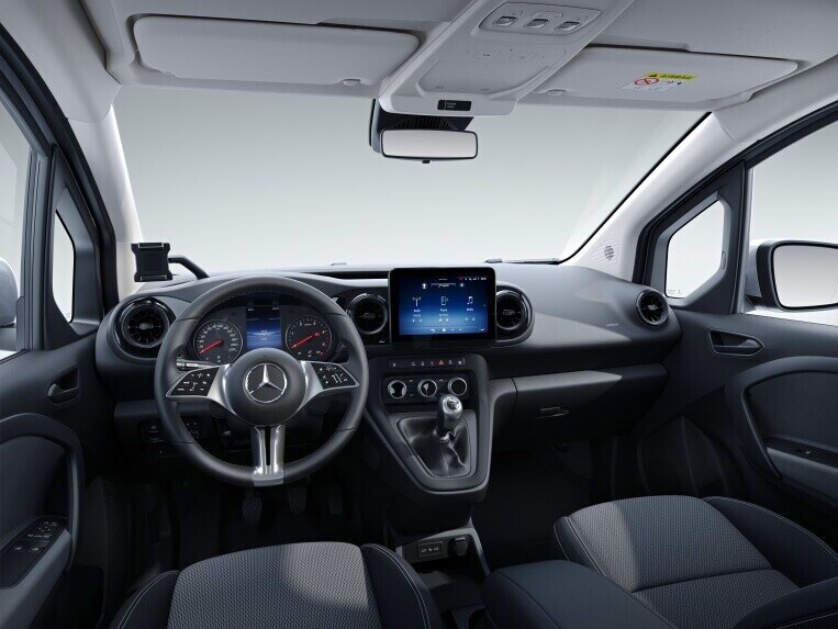 De cockpit van de standaadruitvoering van de T-Klasse.
