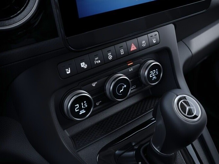 Automatische airconditioning THERMOTRONIC in de cockpit van de T-Klasse.