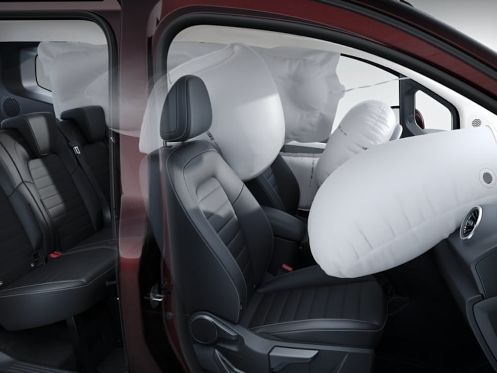 De afbeelding toont een illustratie van de airbags in de Mercedes-Benz T-Klasse.