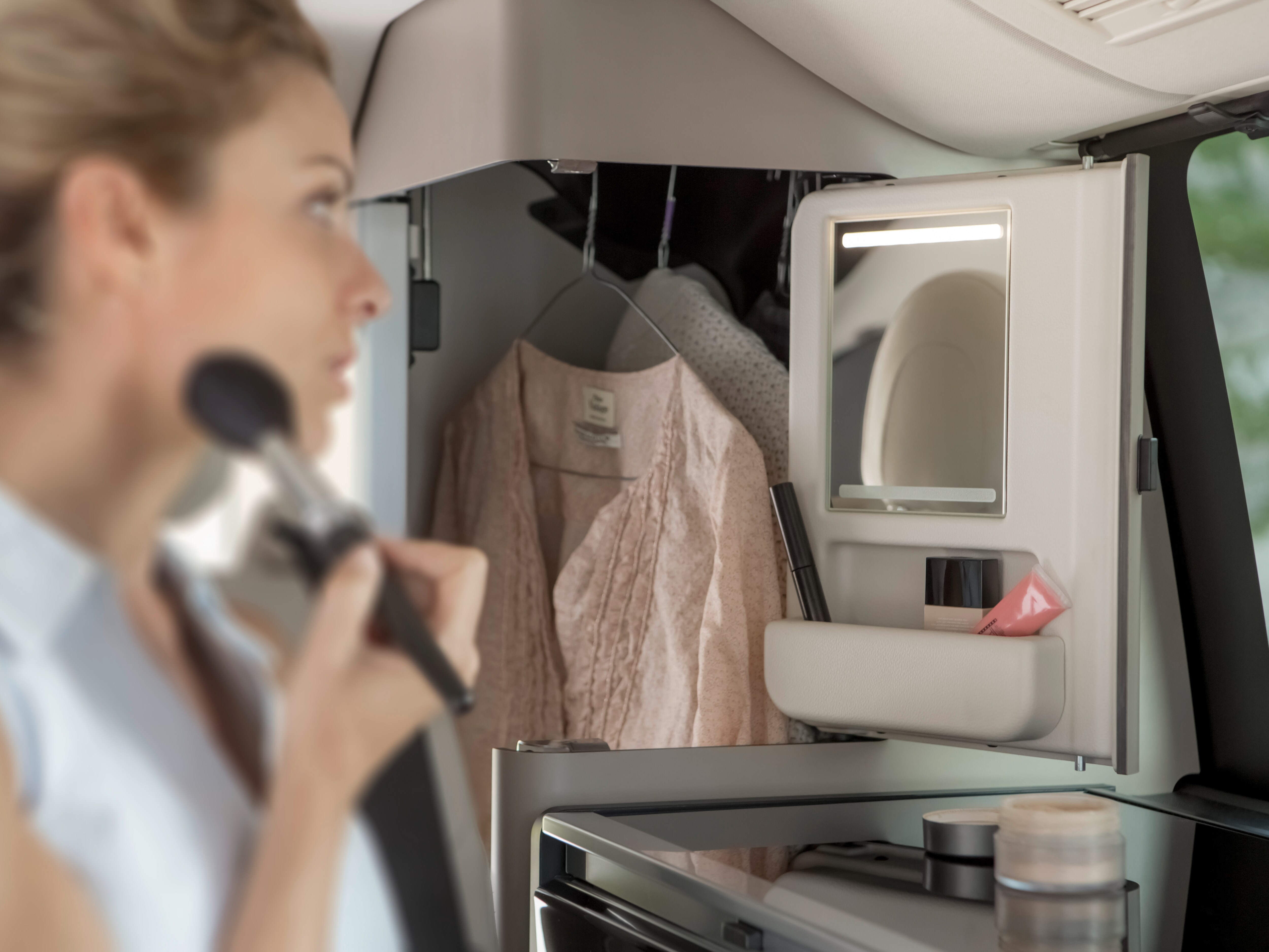 Het interieur van de Mercedes-Benz Marco Polo met geïntegreerde make-upspiegels en het extra opbergvak in de deur.