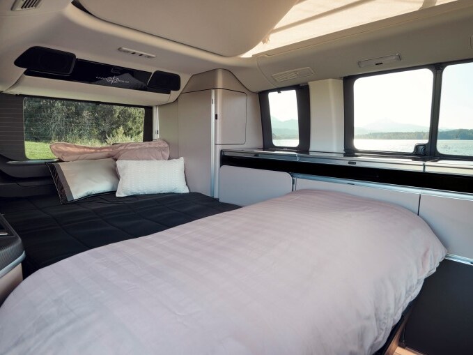 Le lit inférieur du Mercedes-Benz Marco Polo offre un espace de couchage spacieux et confortable.