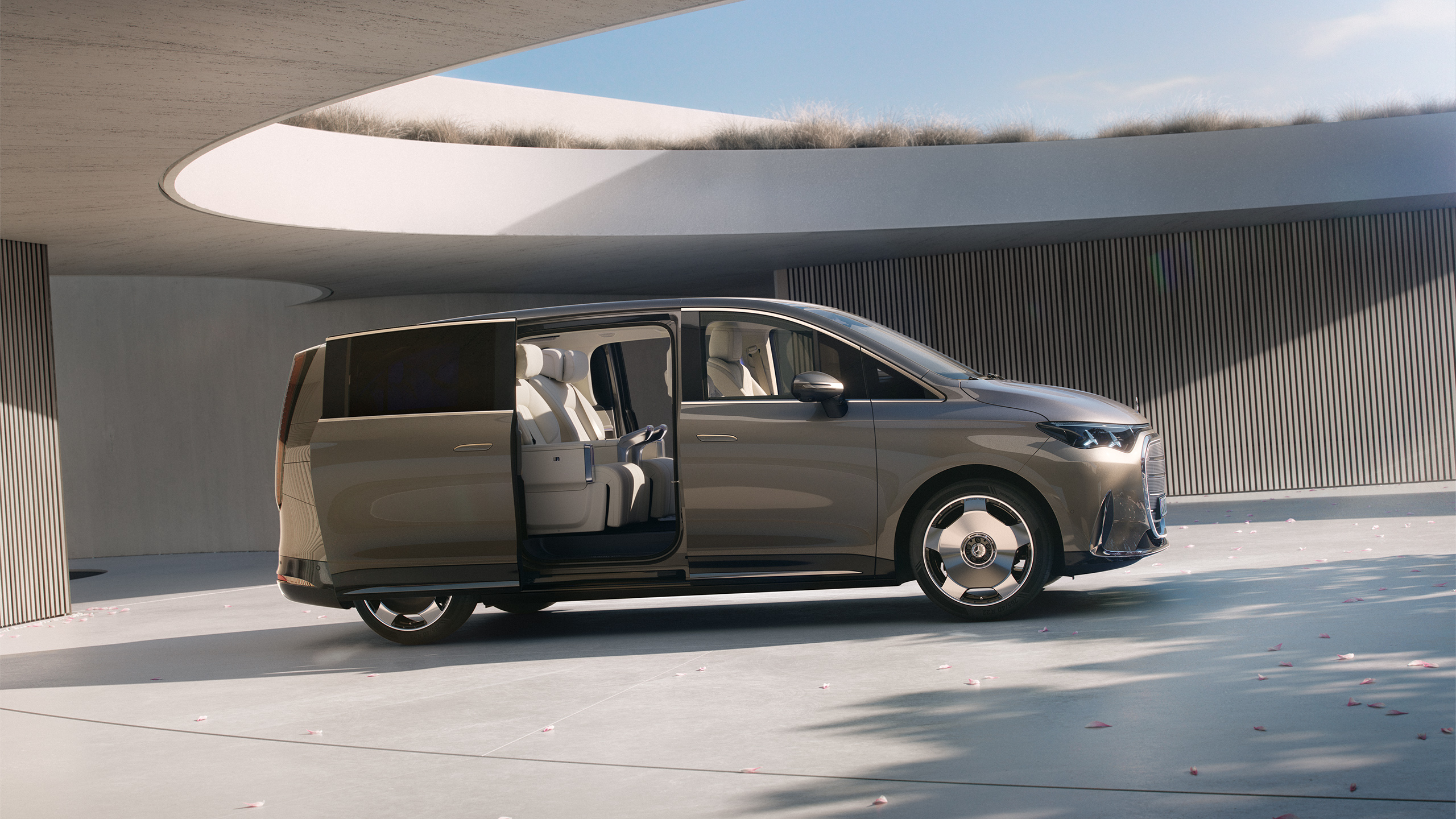 Extérieur | VLE | Mercedes-Benz La silhouette aérodynamique du nouveau VLE avec les portes coulissantes ouvertes.