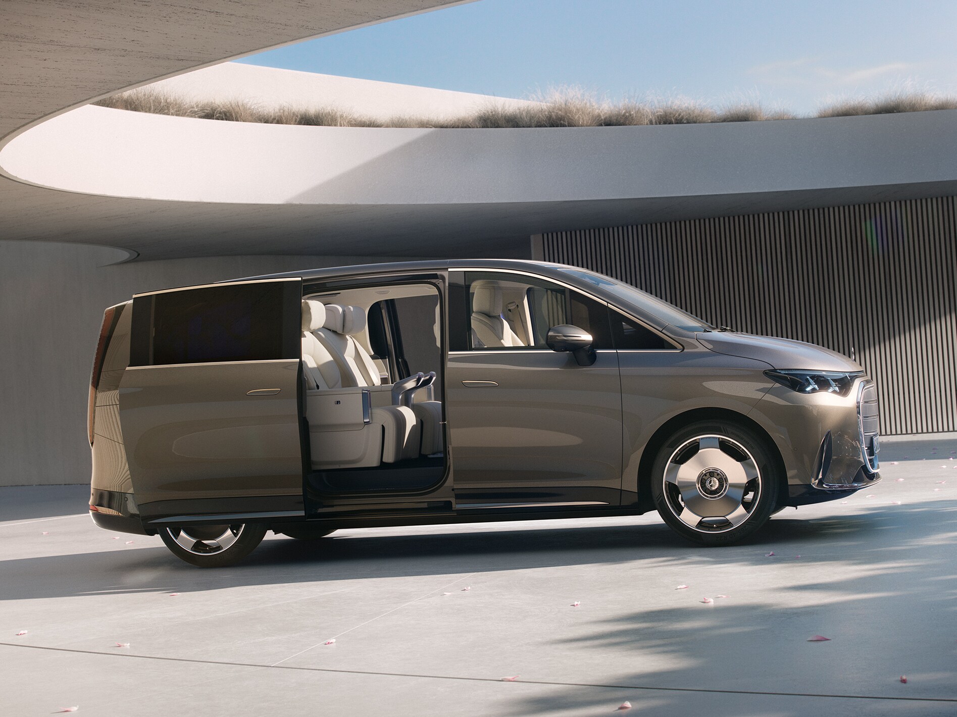 Het aerodynamische silhouet van de nieuwe VLE met geopende schuifdeuren.