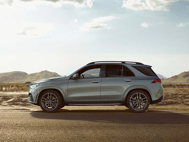 La Mercedes-Benz GLE dans une vue latérale dans un environnement rural.