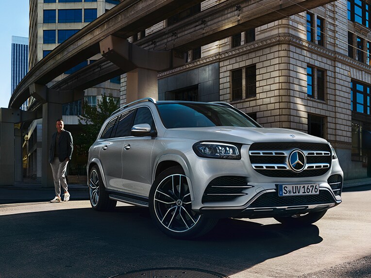 La Mercedes-Benz GLS en ville, dans une vue de 3/4 avant.