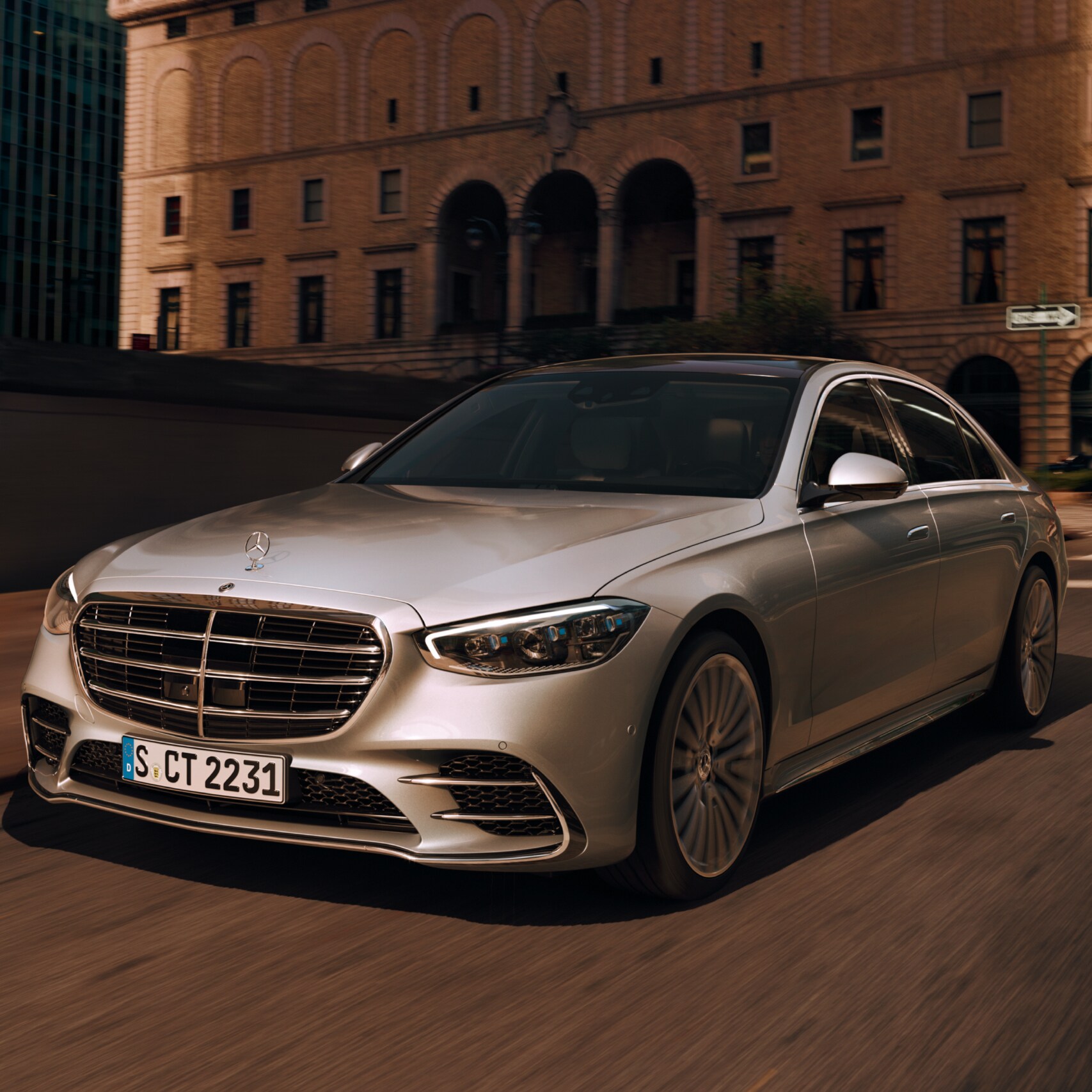 Mercedes-Benz Classe S argent roulant sur une route dans une vue avant